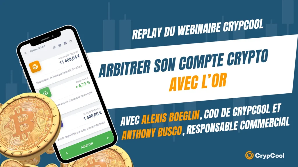 Replay du webinaire CrypCool sur l’arbitrage d’un compte crypto avec l’or, avec smartphone affichant l’application et pièces de Bitcoin en illustration.